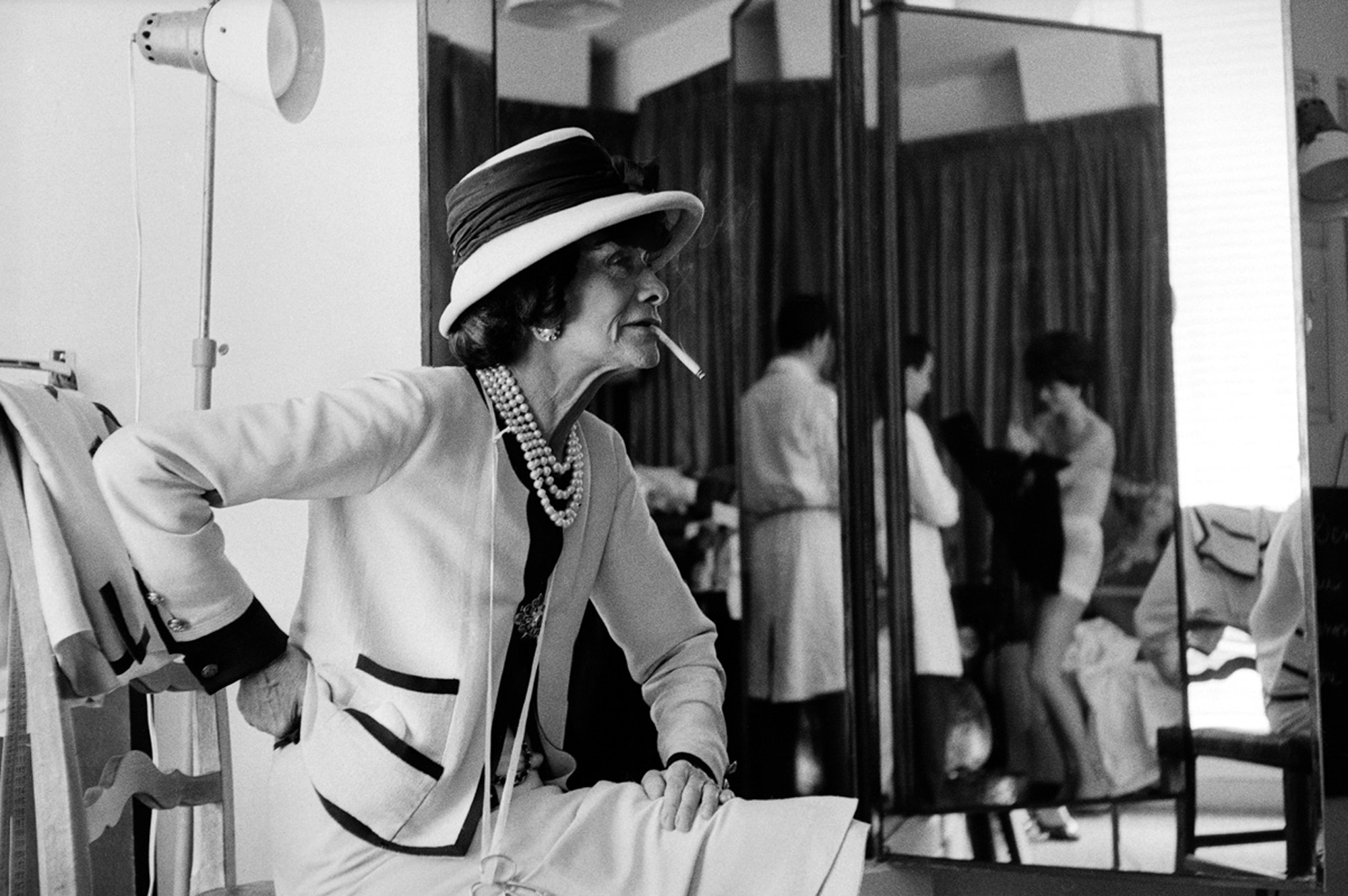 Coco Chanel in ihrem Atelier, 31 Rue Cambon, Paris, 1962 ©Douglas Kirkland/Photo Op