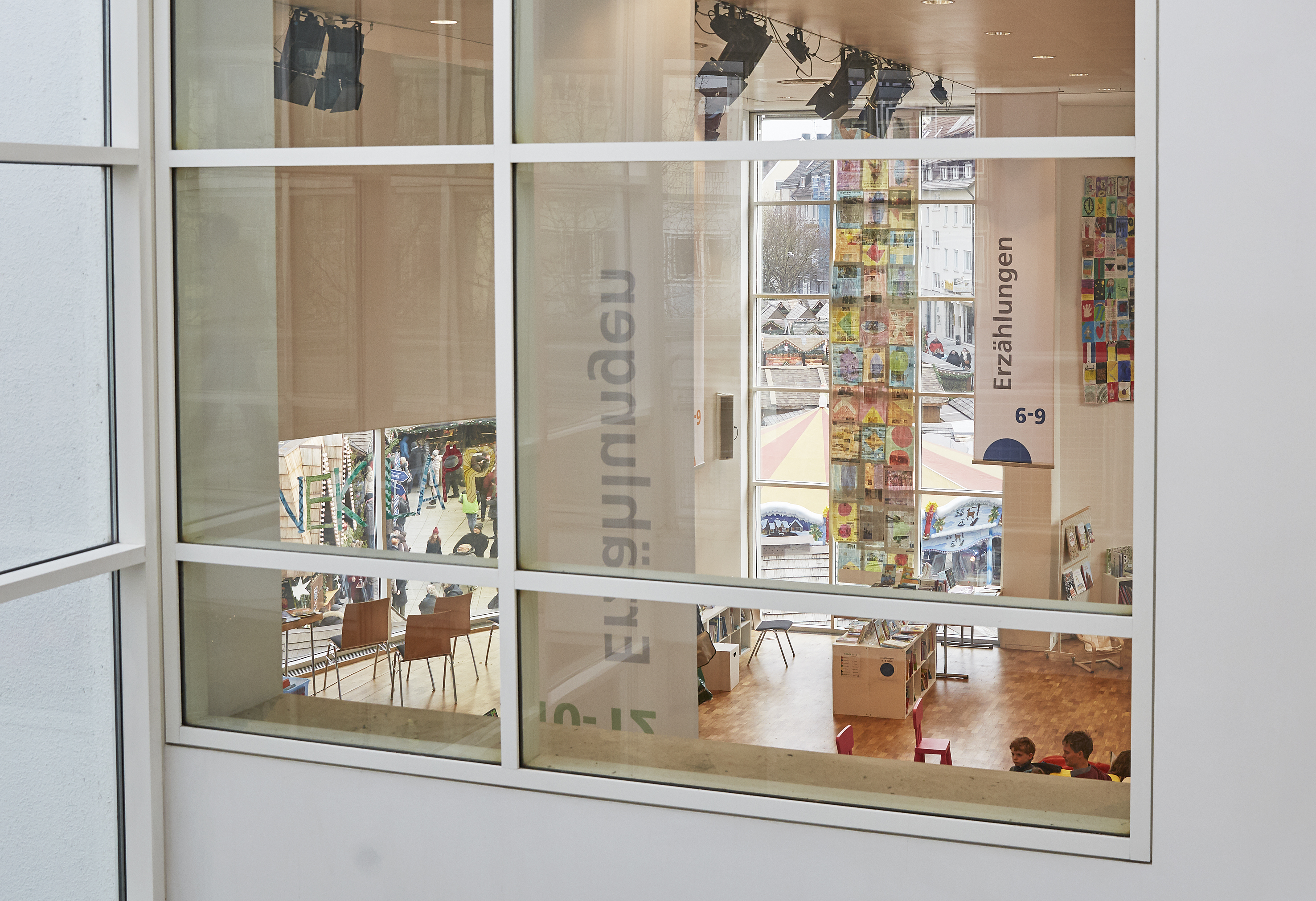 Blick in den Stadthaus-Saal, in dem die Ausstellung der Kinderbuchmesse "Kibum" läuft. Foto: Nik Schölzel