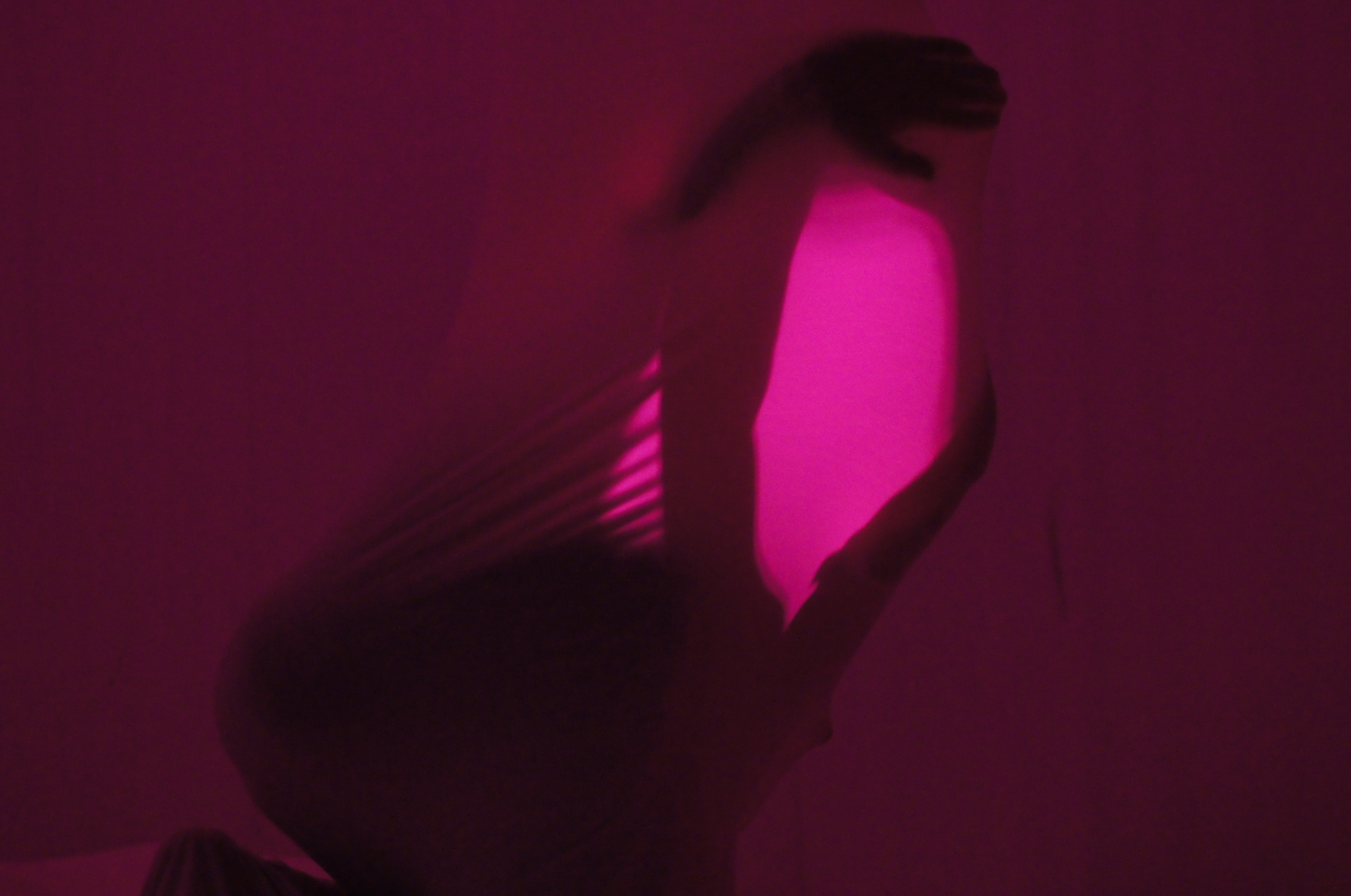 Foto einer tanzenden Figur in einem Stofftunnel. Foto: Katrin Strazzeri