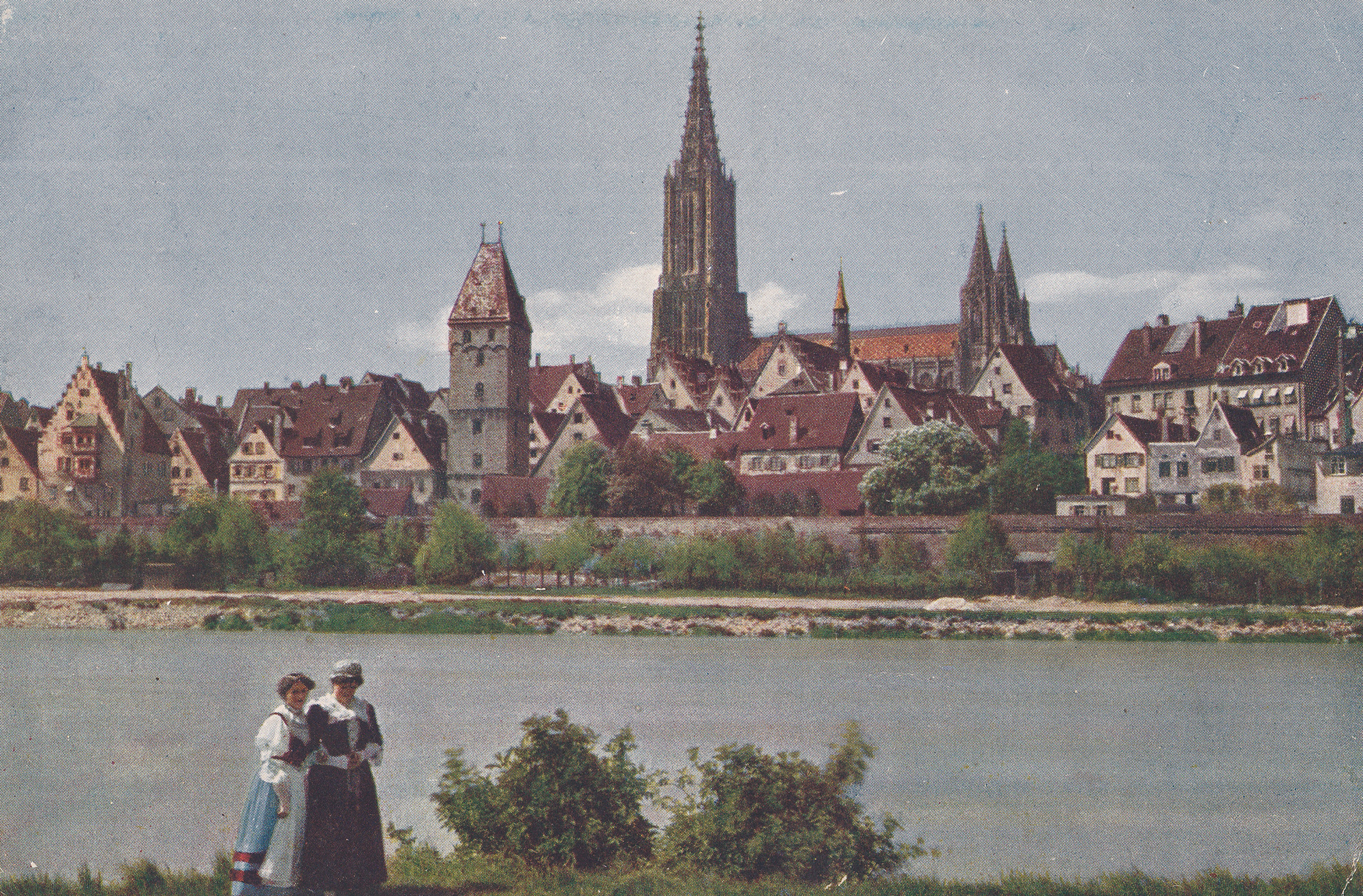 Blick vom Neu-Ulmer Donauufer auf Ulm. Farbfoto von Hans Hildenbrand, um 1908 