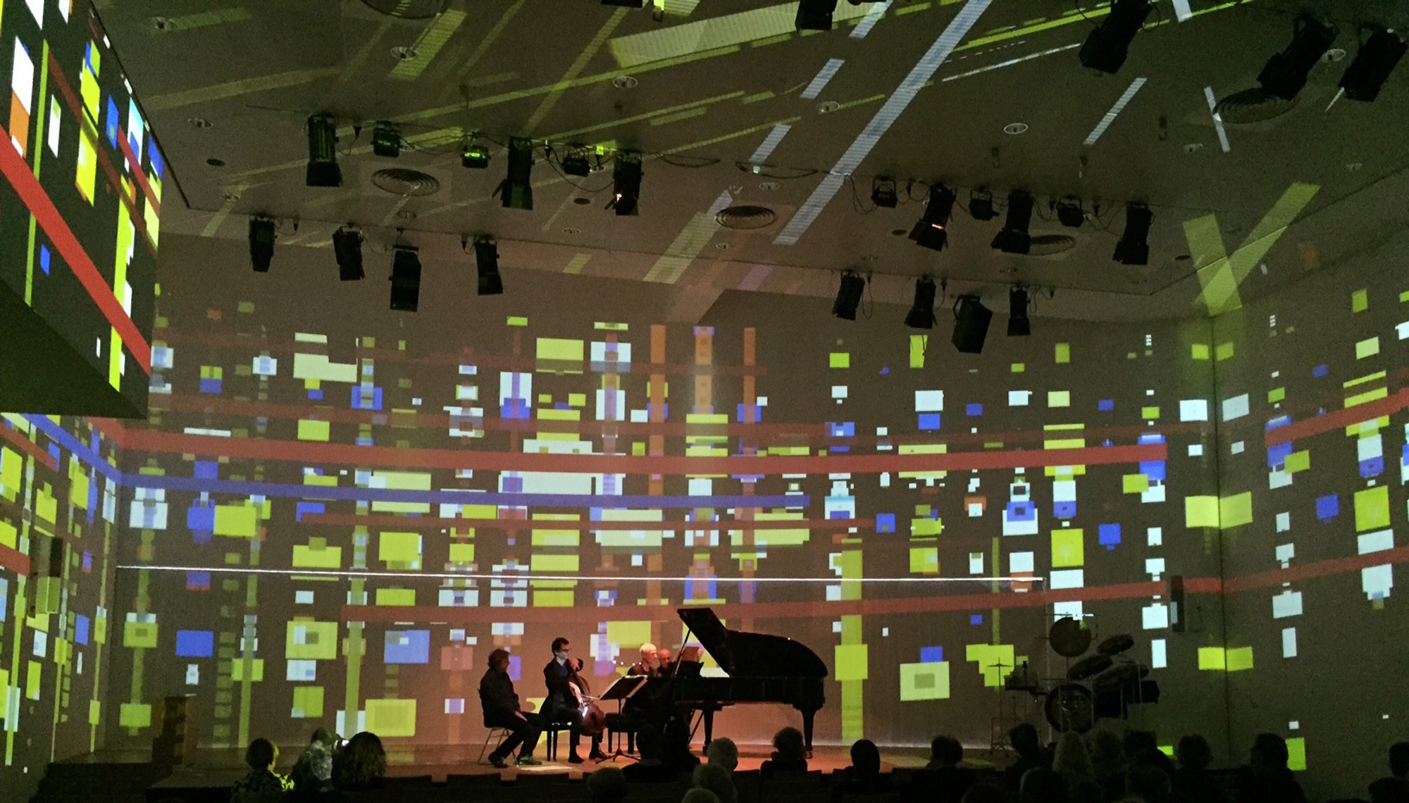 Morton Feldmans "Patterns In A Chromatic Field", gespielt von Mathis Mayr (Cello), Antonis Anissegos (Klavier), Jürgen Grözinger (Perkussion) Kurt Laurenz Theinert, Visual Piano