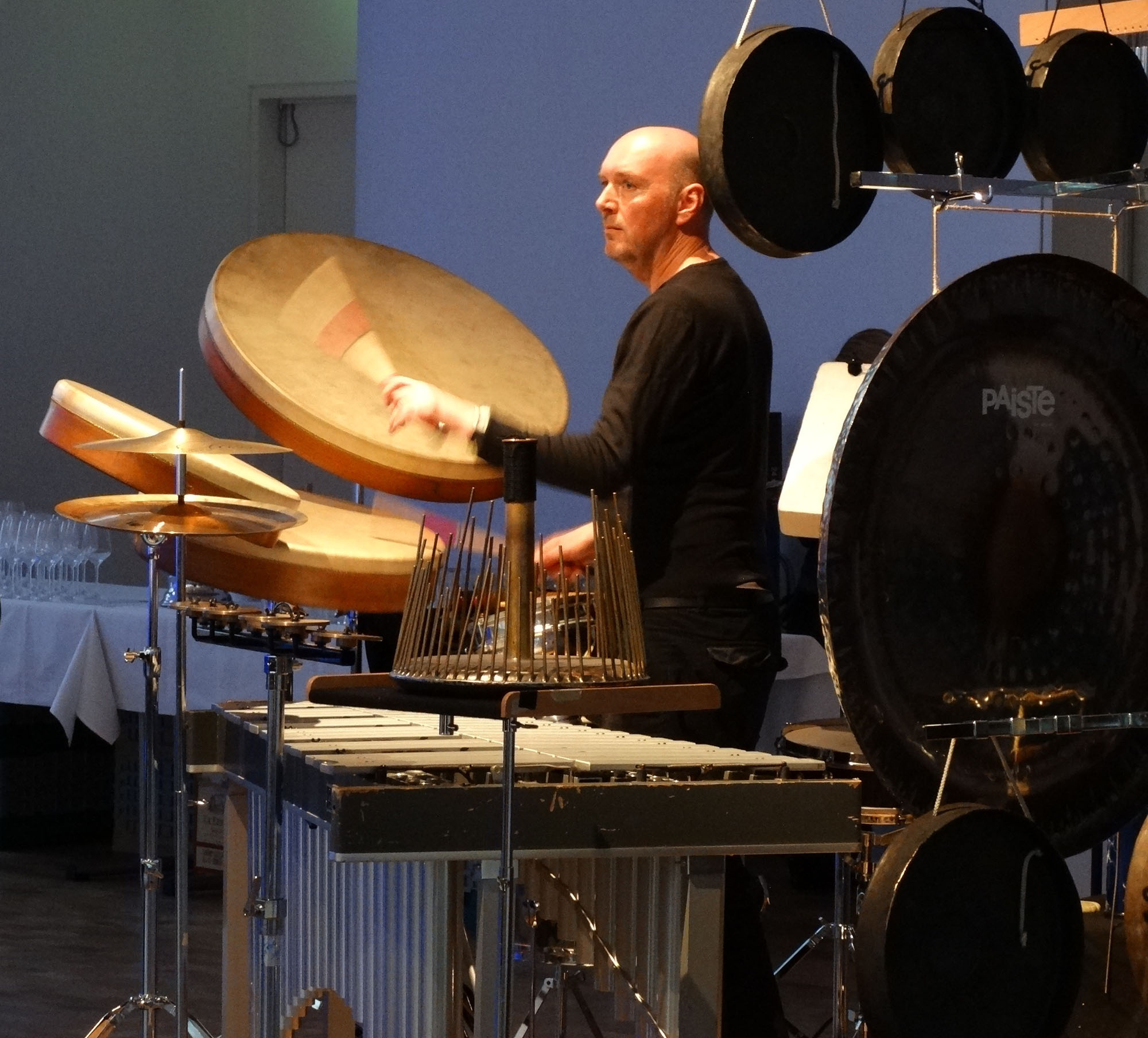 Jürgen Grözinger am Schlagzeug.