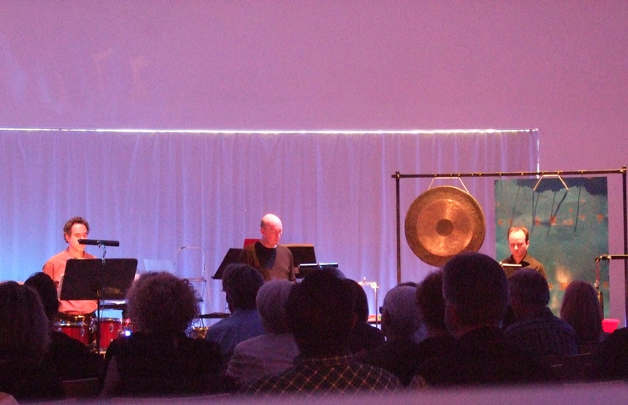 John Cage 100, neue Musik Konzert 2012 im Stadthaussaal. 3 Musiker auf der Bühne