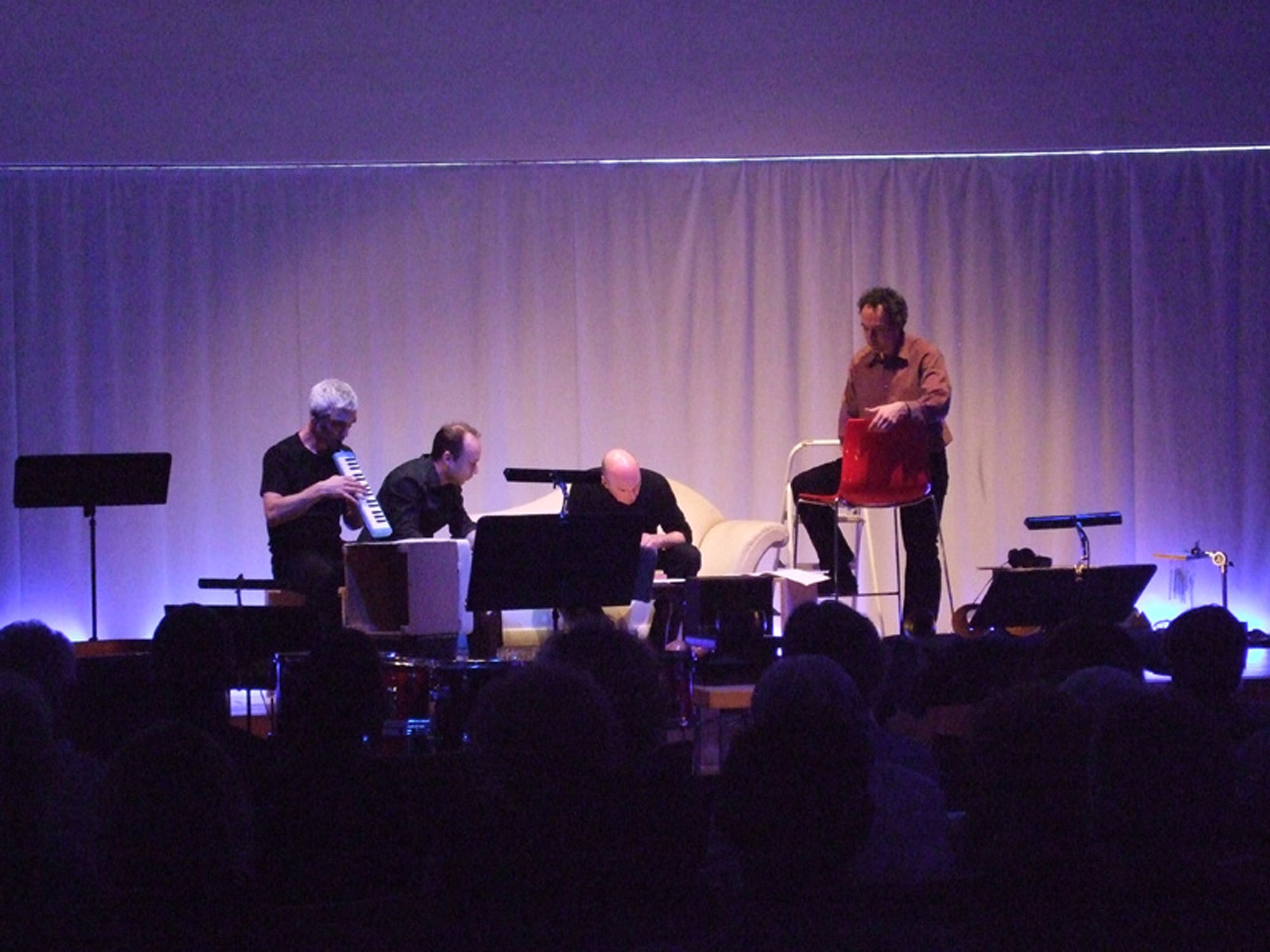 John Cage 100, neue Musik Konzert 2012 im Stadthaussaal. 4 Musiker auf der Bühne