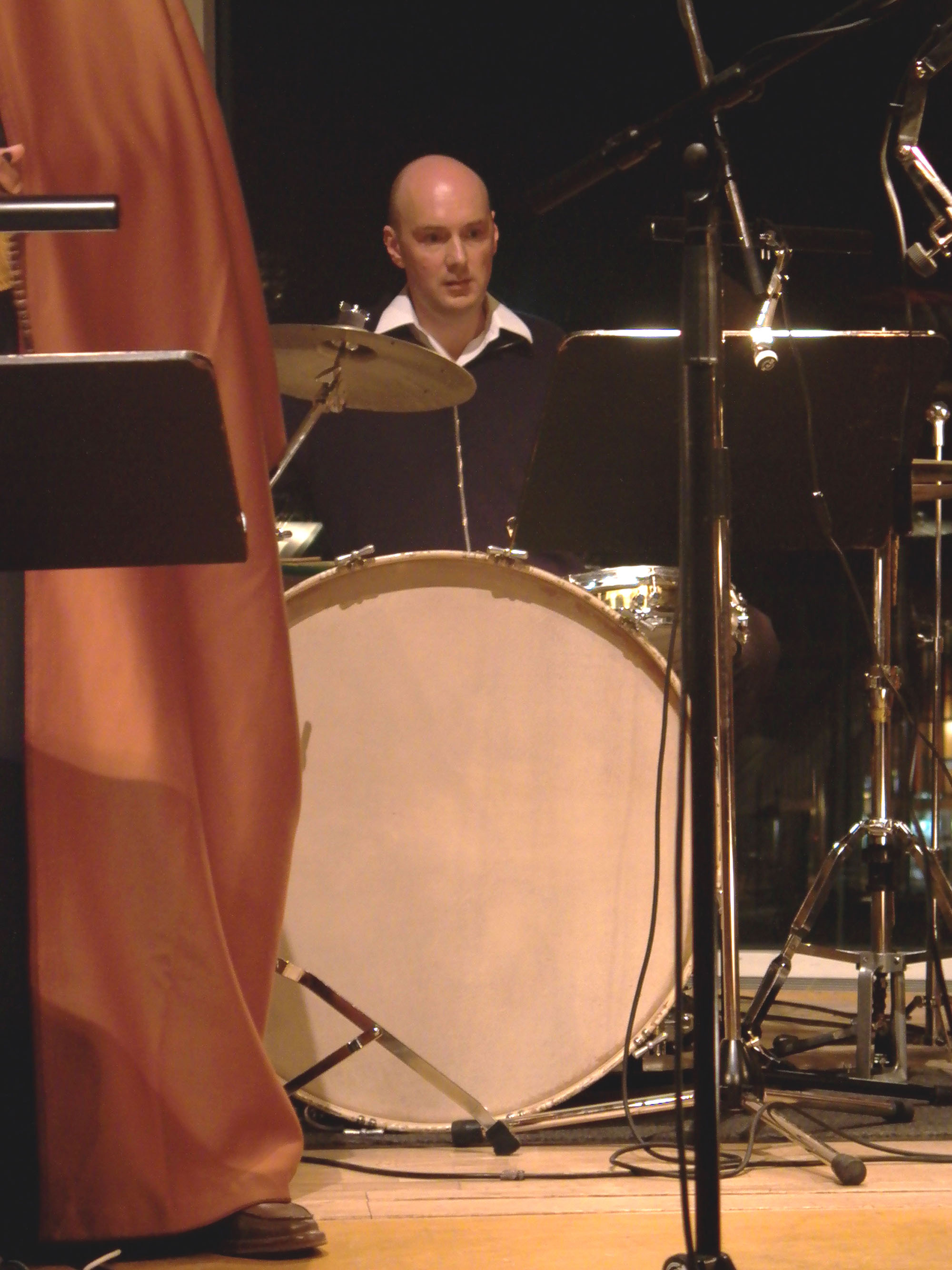 Jürgen Grözinger am Schlagzeug auf der Bühne des Stadthaus