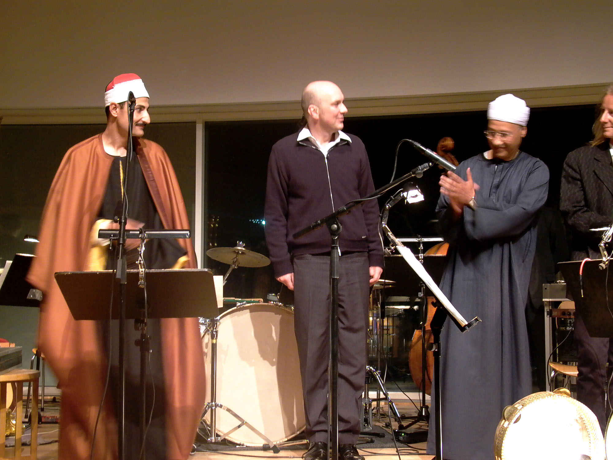 Scheikh Arabi Farag (li.), Jürgen Grözinger, Issam El Mallah (re.) zusammen auf der Bühne des Stadthaus