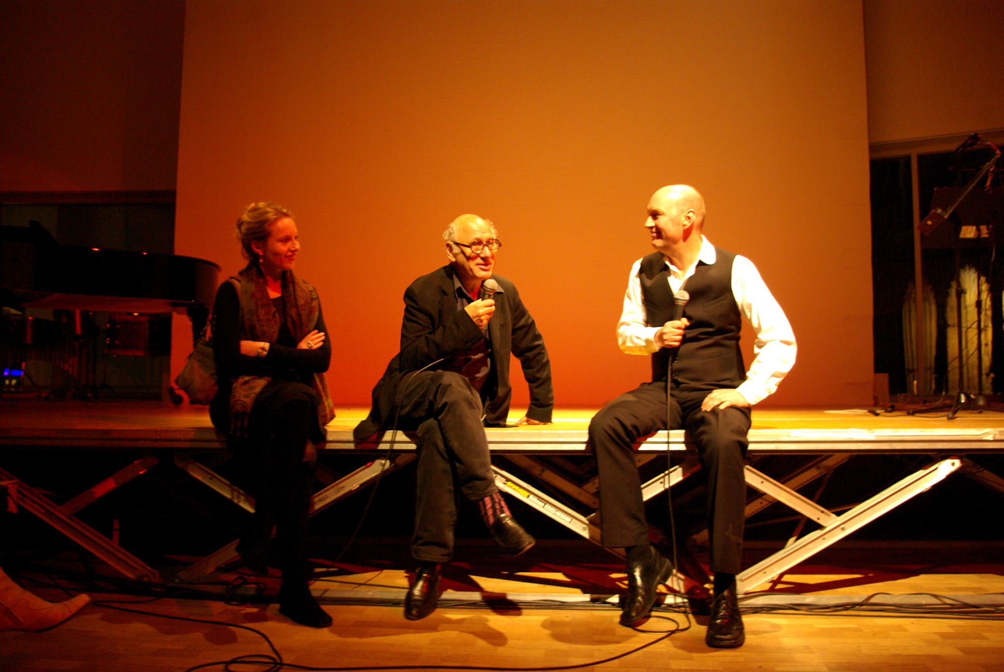Jürgen Grözinger (right) in a conversation with composer Michael Nyman. Left: Annette Gentz