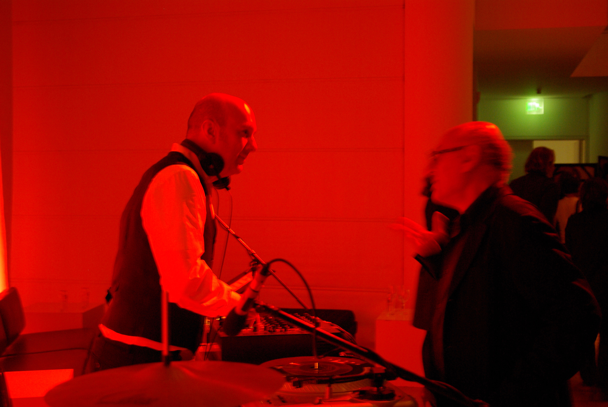DJ Jueri Gagarino aka. Jürgen Grözinger am DJ-Pult im Gespräch mit Michael Nyman