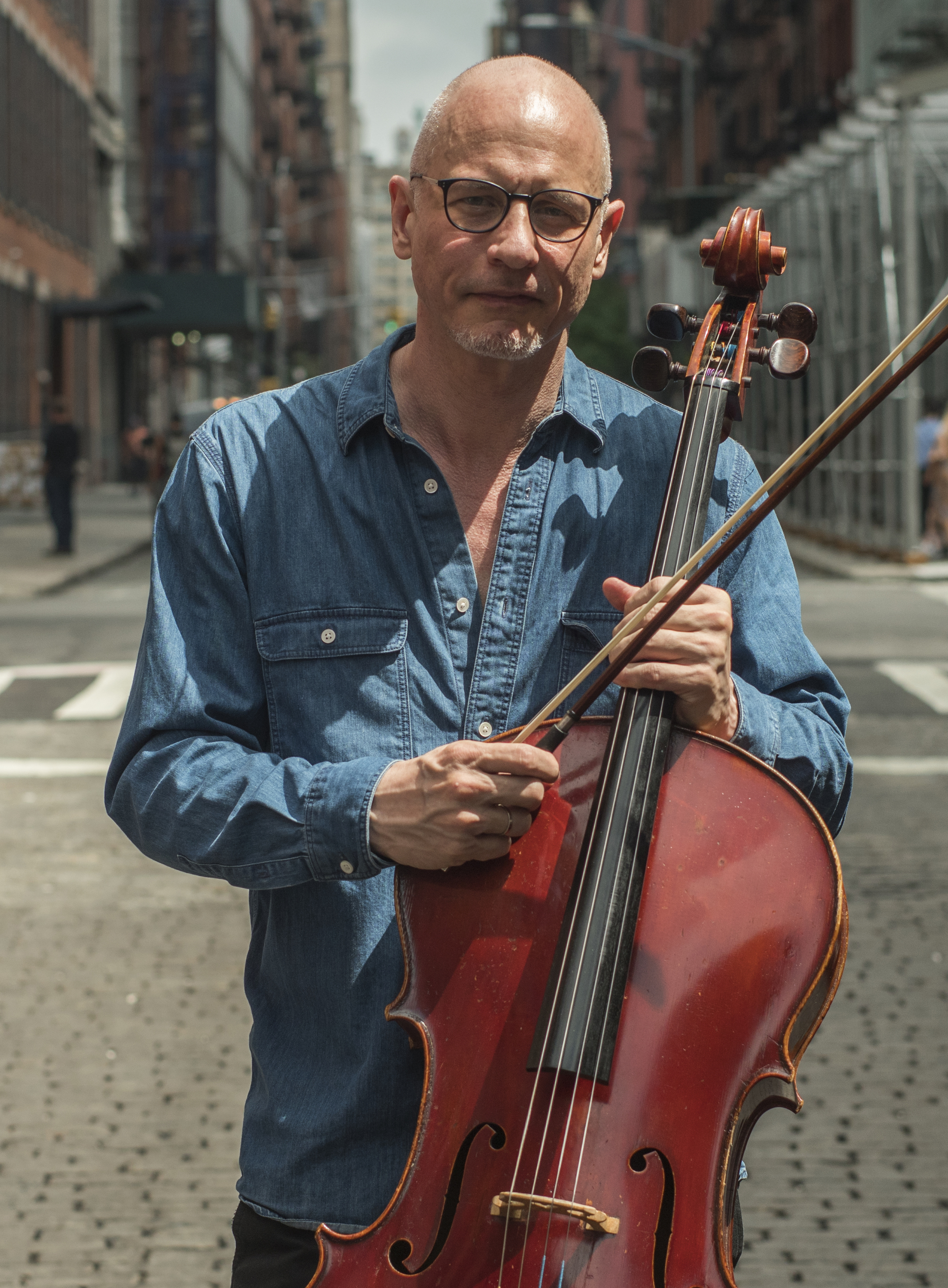Foto des amerikanischen Cellisten Erik Friedlander, Foto: Peter Peregrini