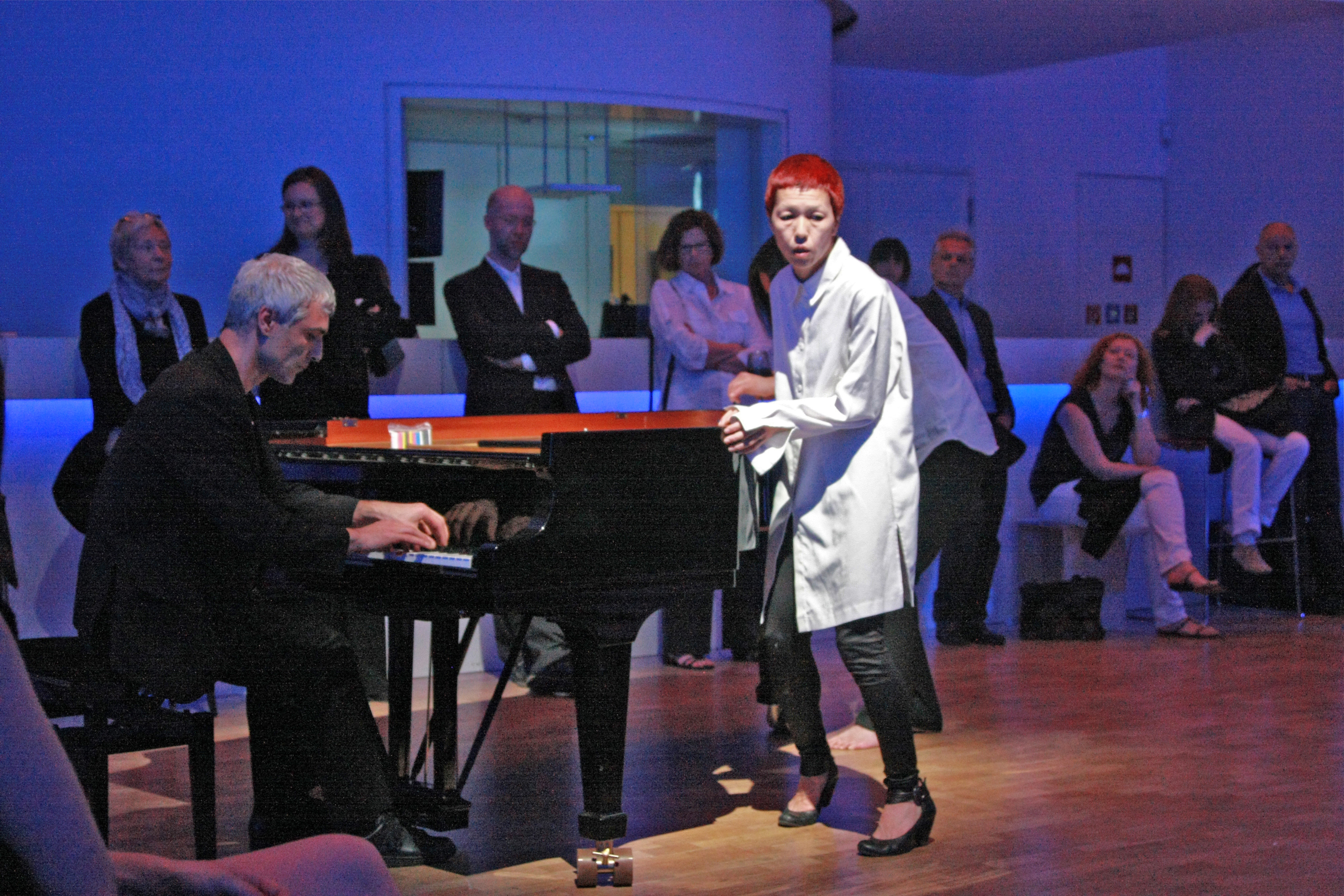 Yuko Kaseki, Antonis Anissegos (Klavier), im Stadthaussaal. Im Hintergrund Zuhörende