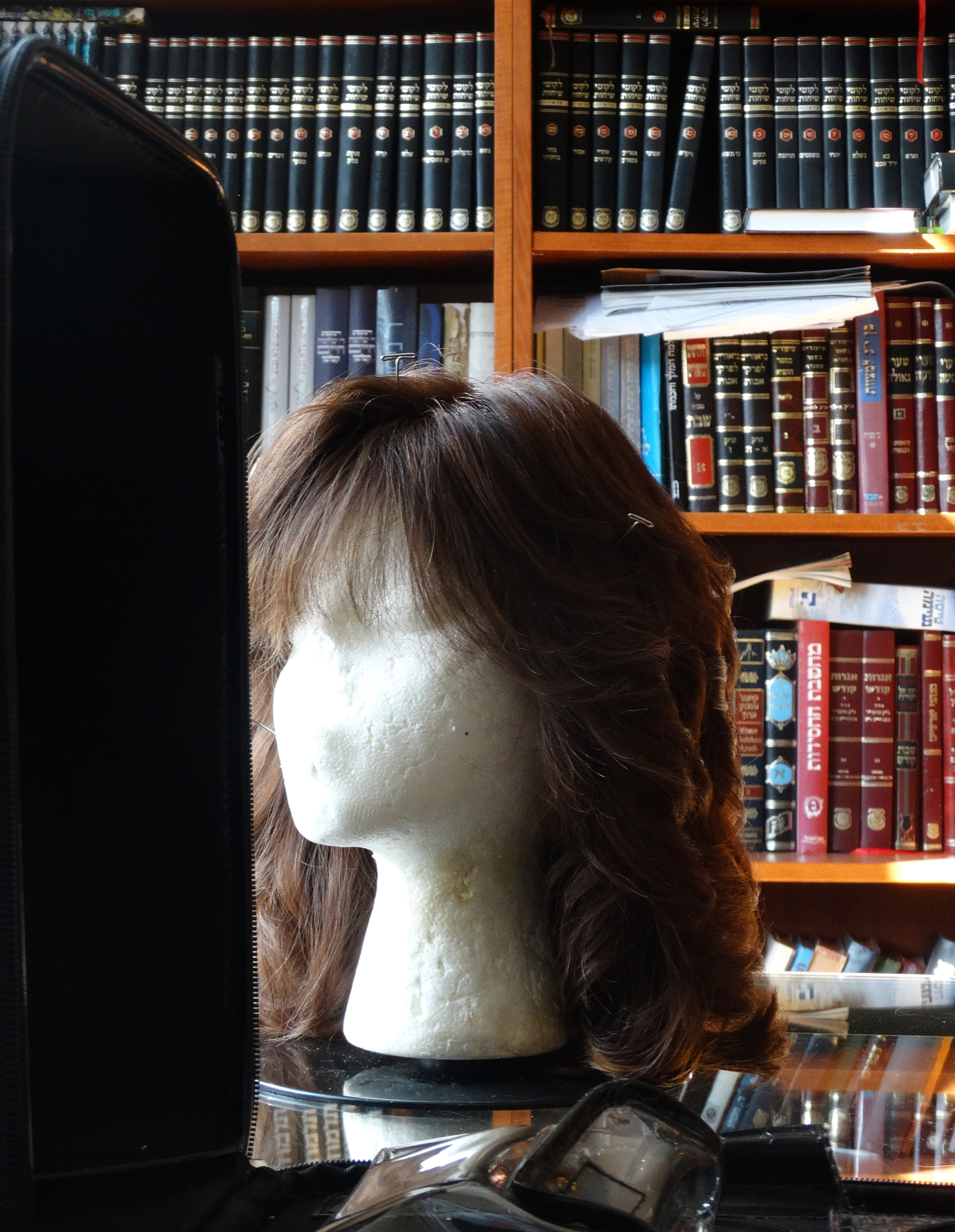 Perücke einer Jüdischen Interviewpartnerin vor einem Bücherregal 