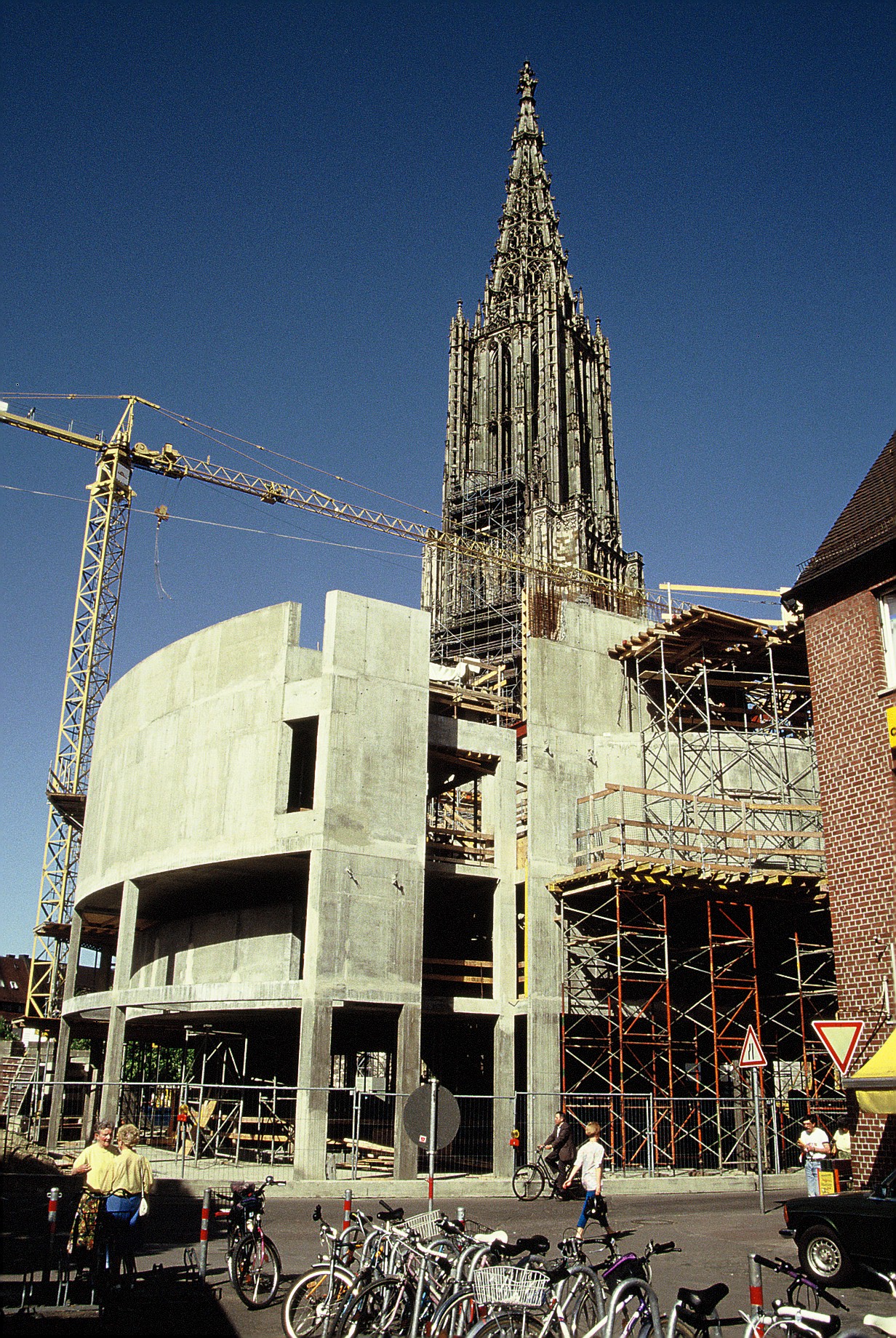 Rohbau des Stadthauses mit dem Münsterturm im Hintergrund