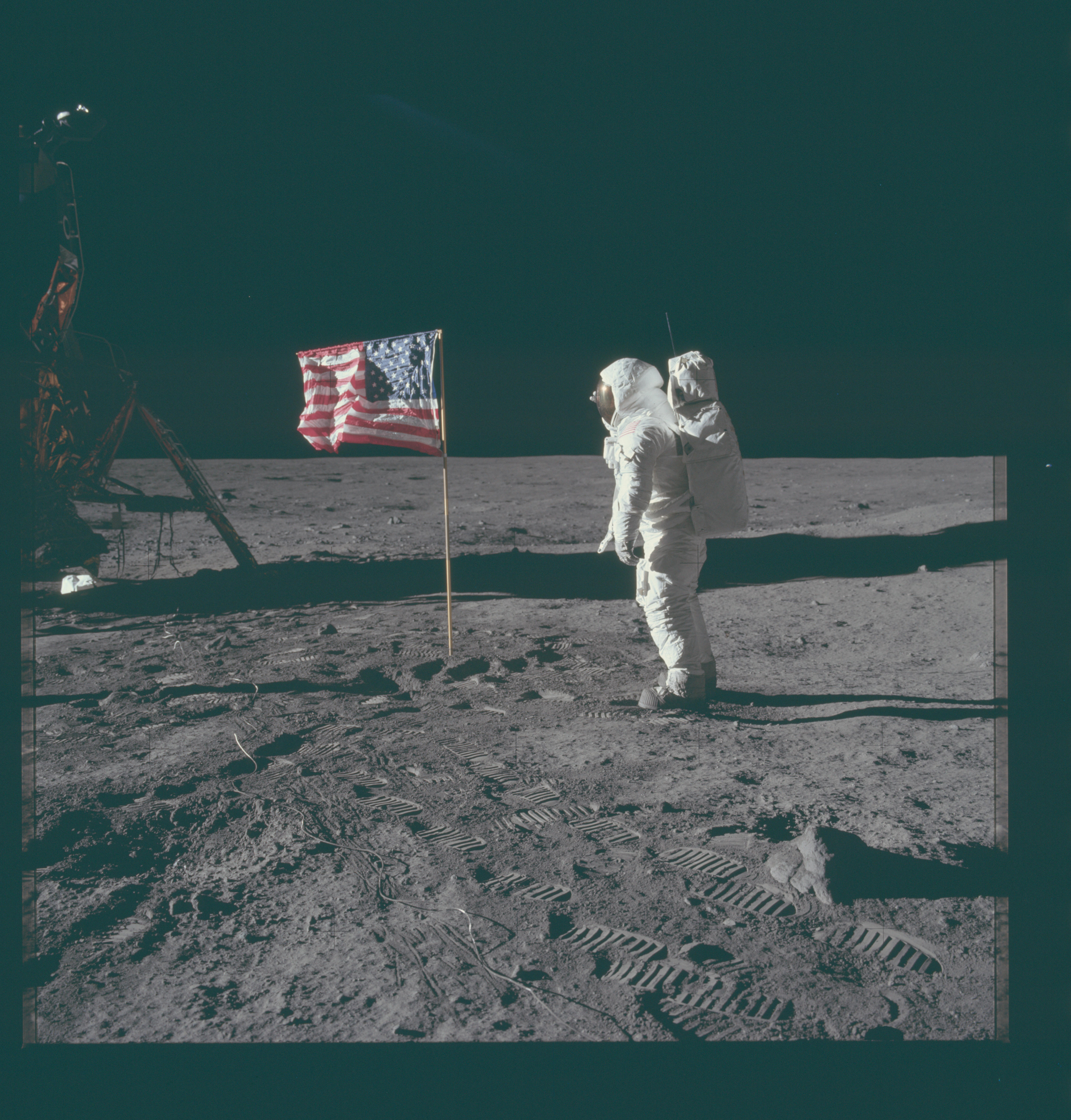 Bild eines Astronauten auf dem Mond mit Fußspuren im Staub und amerikanischer Flagge 