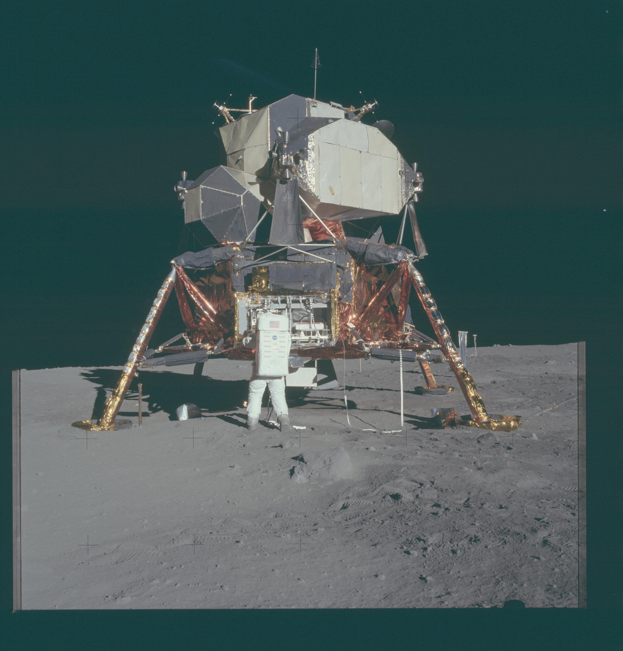 Bild des Mondlanders auf dem Mond, davor ein Astronaut von hinten. Foto: NASA