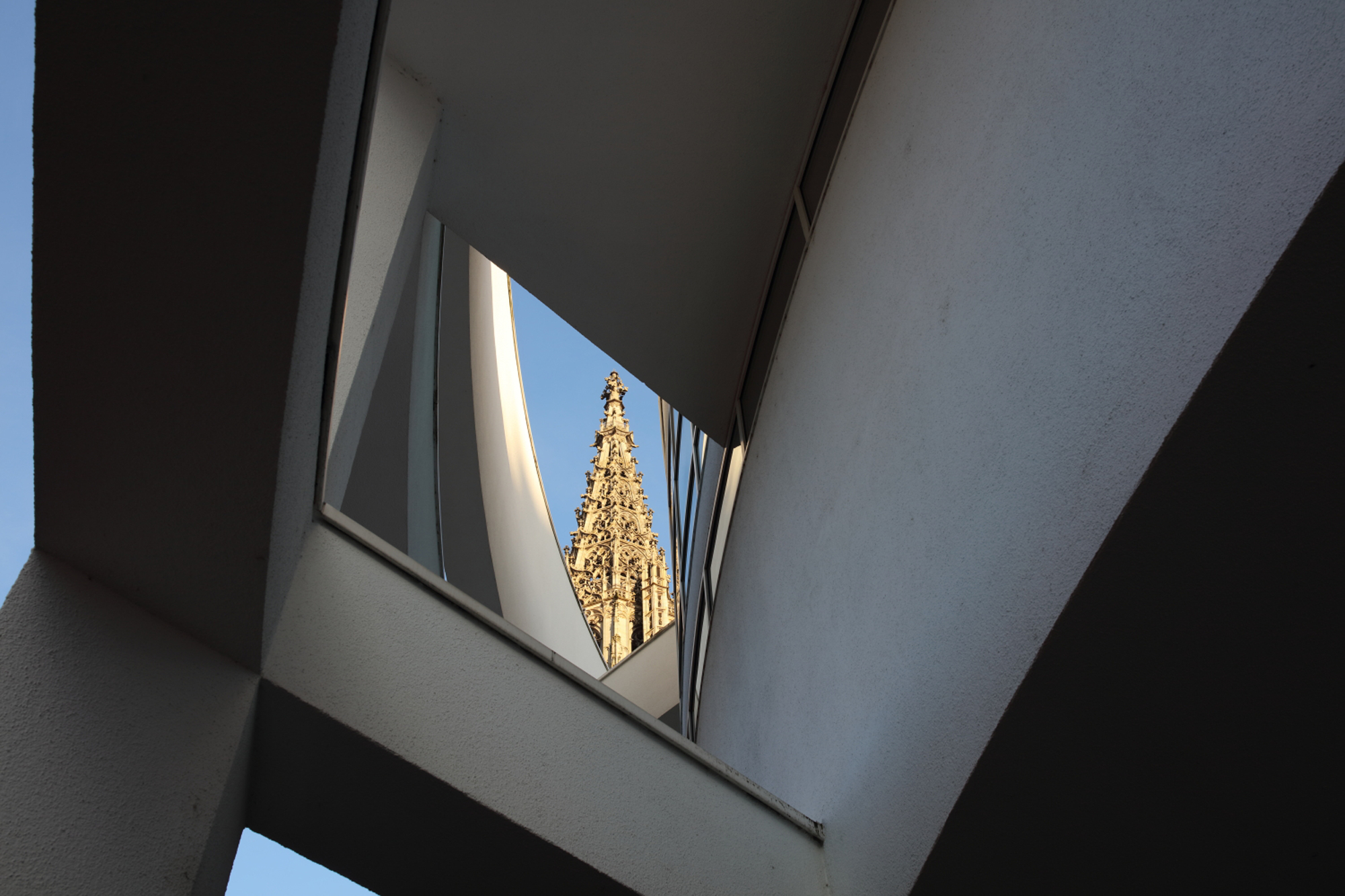 Der Münsterturm von Stadthausarchitektur eingefasst 
