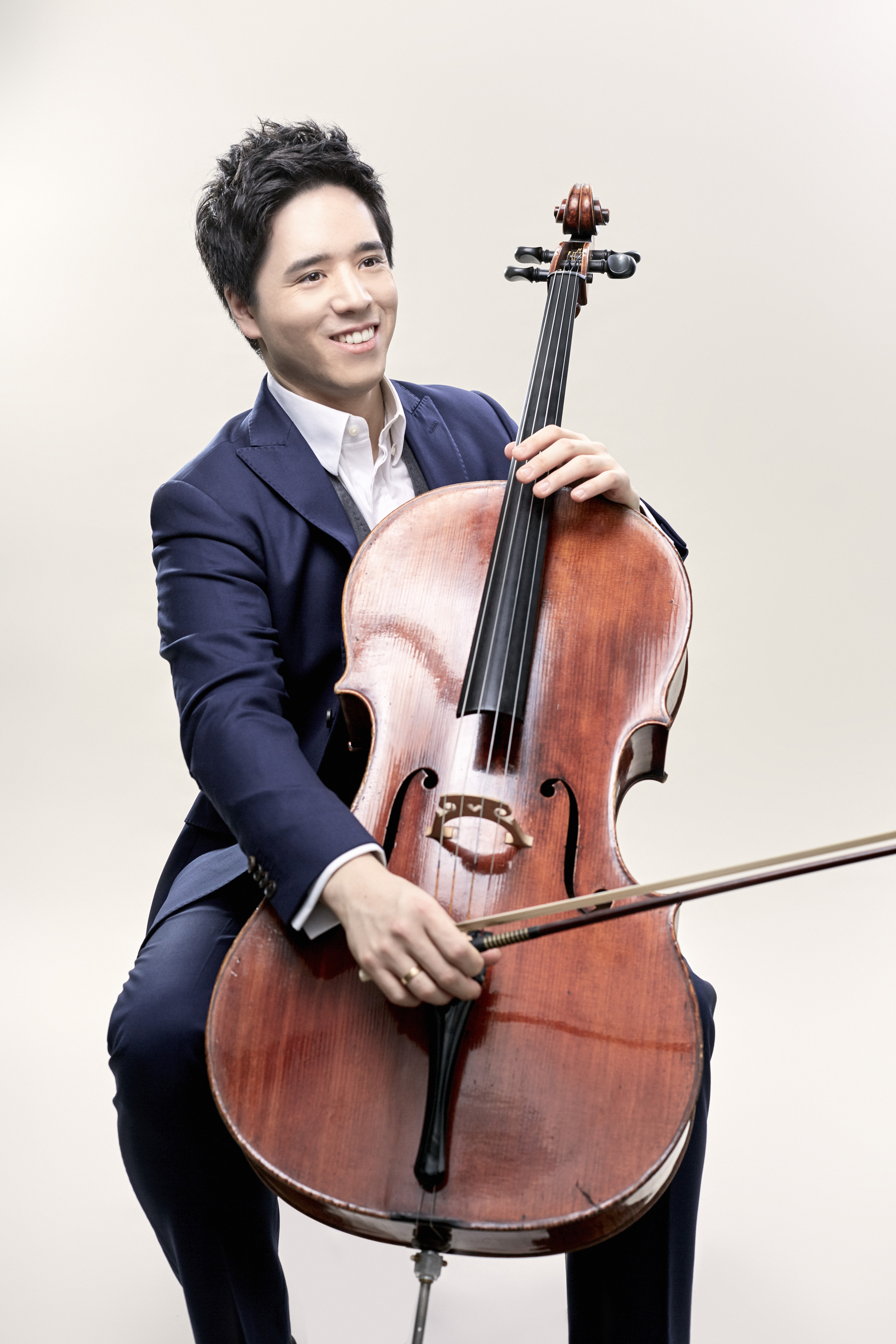 Der Cellist Isang Enders mit seinem Instrument. Foto: Vinci Ng
