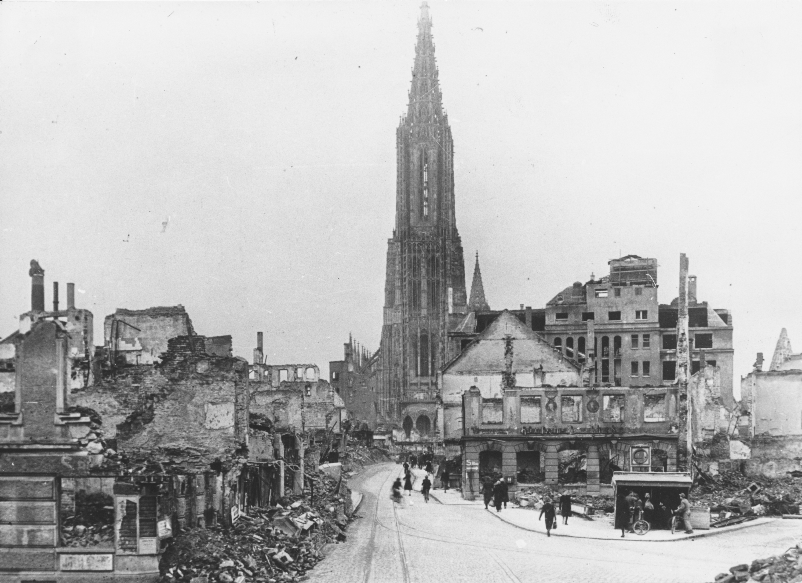 Nach der Zerstörung Ulms: Blick durch die Hirschstraße Richtung Münster, dessen Turm unzerstört im Hintergrund aufragt. 