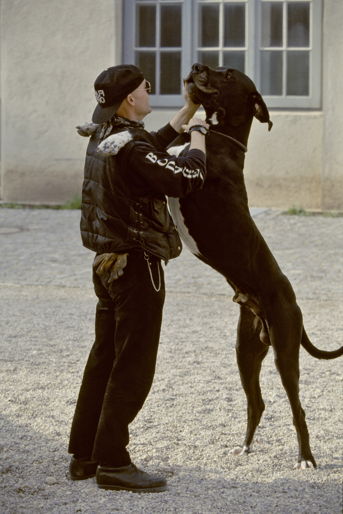 FLATZ: Pas de Deux. Flatz steht links, vor ihm der Hund Hitler, eine Dogge, die ihre Vorderpfoten auf Flatzs Schultern legt. © Atelier FLATZ