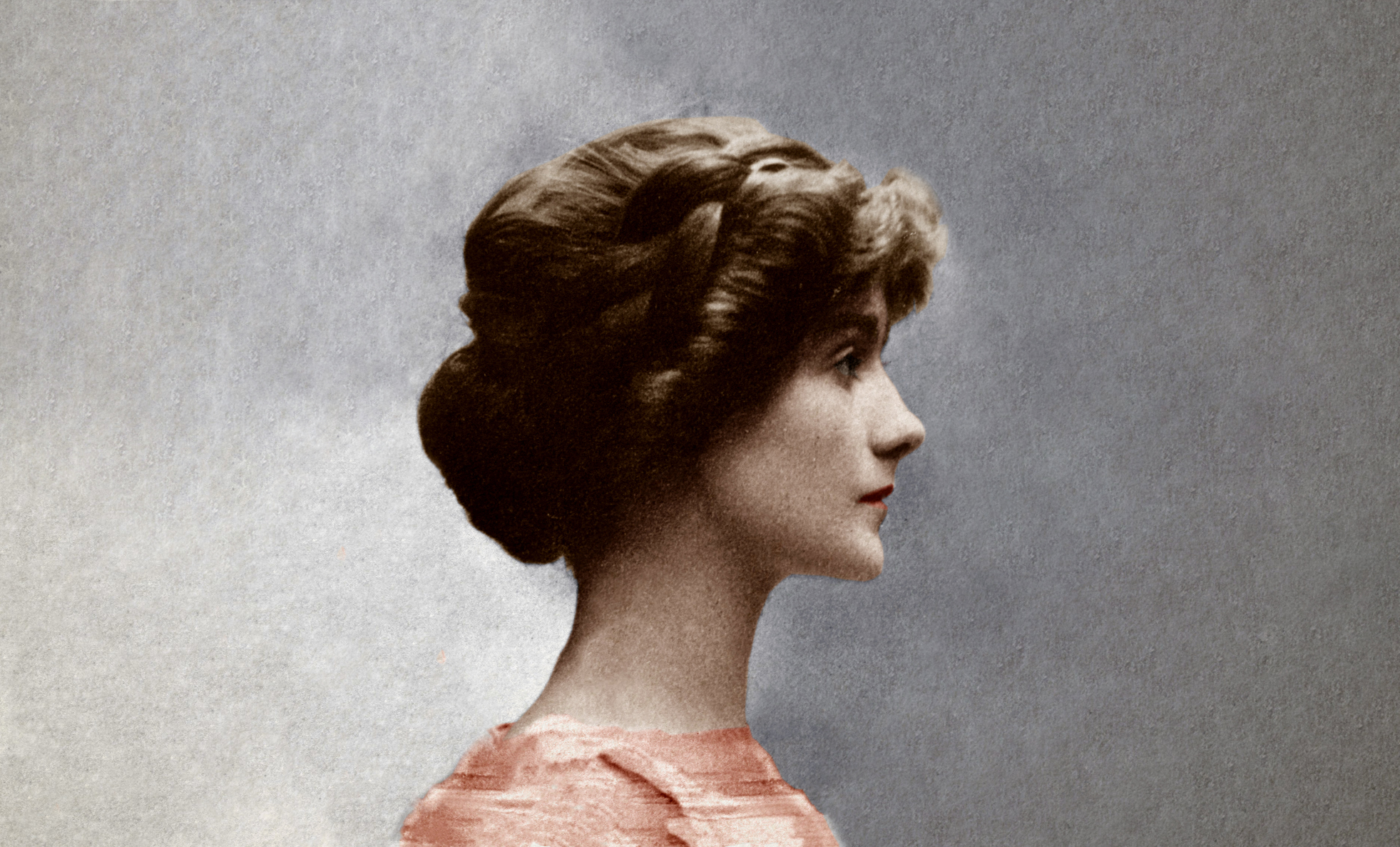 Farbfotografie von Coco Chanel im Profil, um 1914 