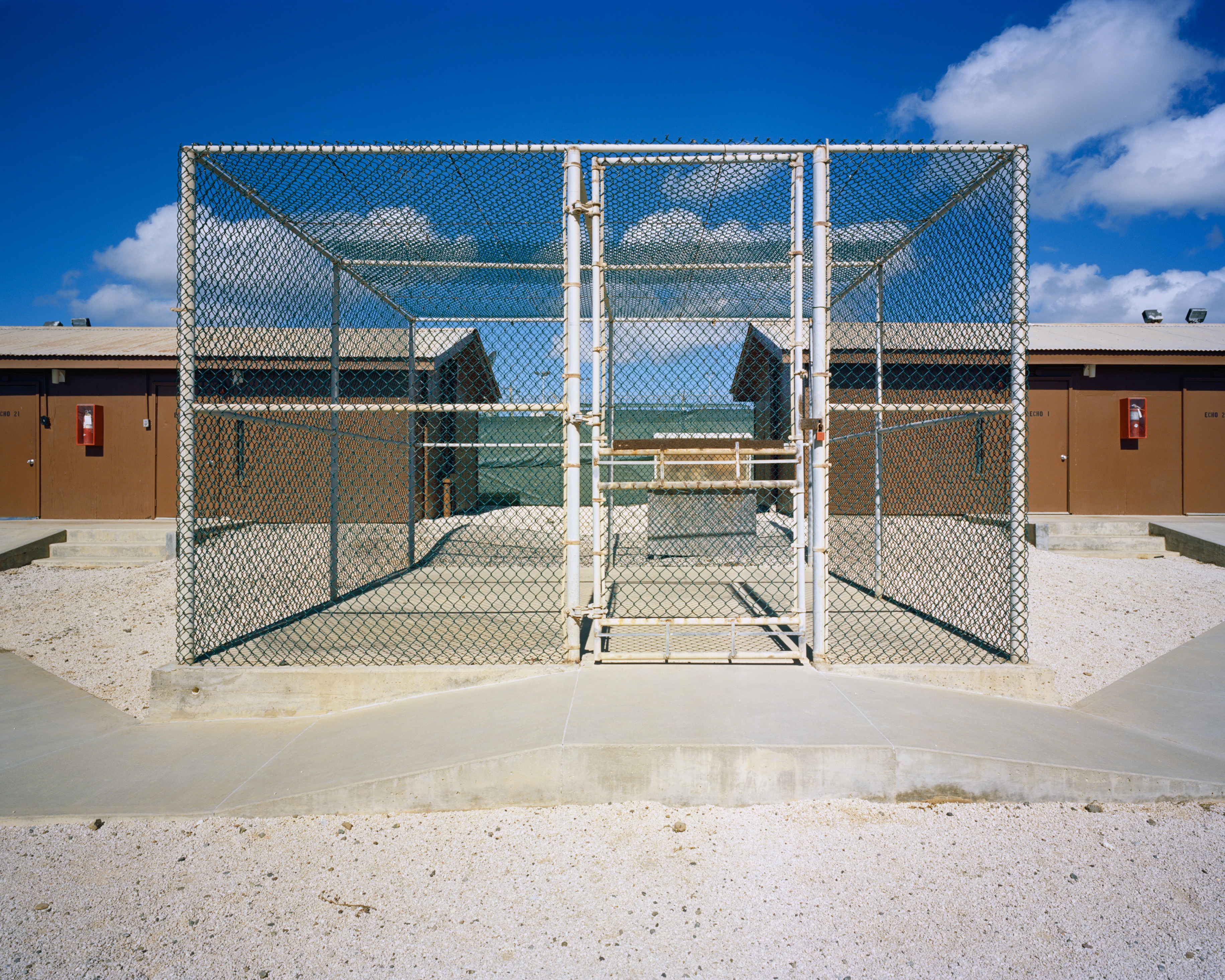 Drahtkäfig und zwei Baracken: Frischluft-Zellen im Camp Echo, Guantánamo Bay. (c) Debi Cornwall