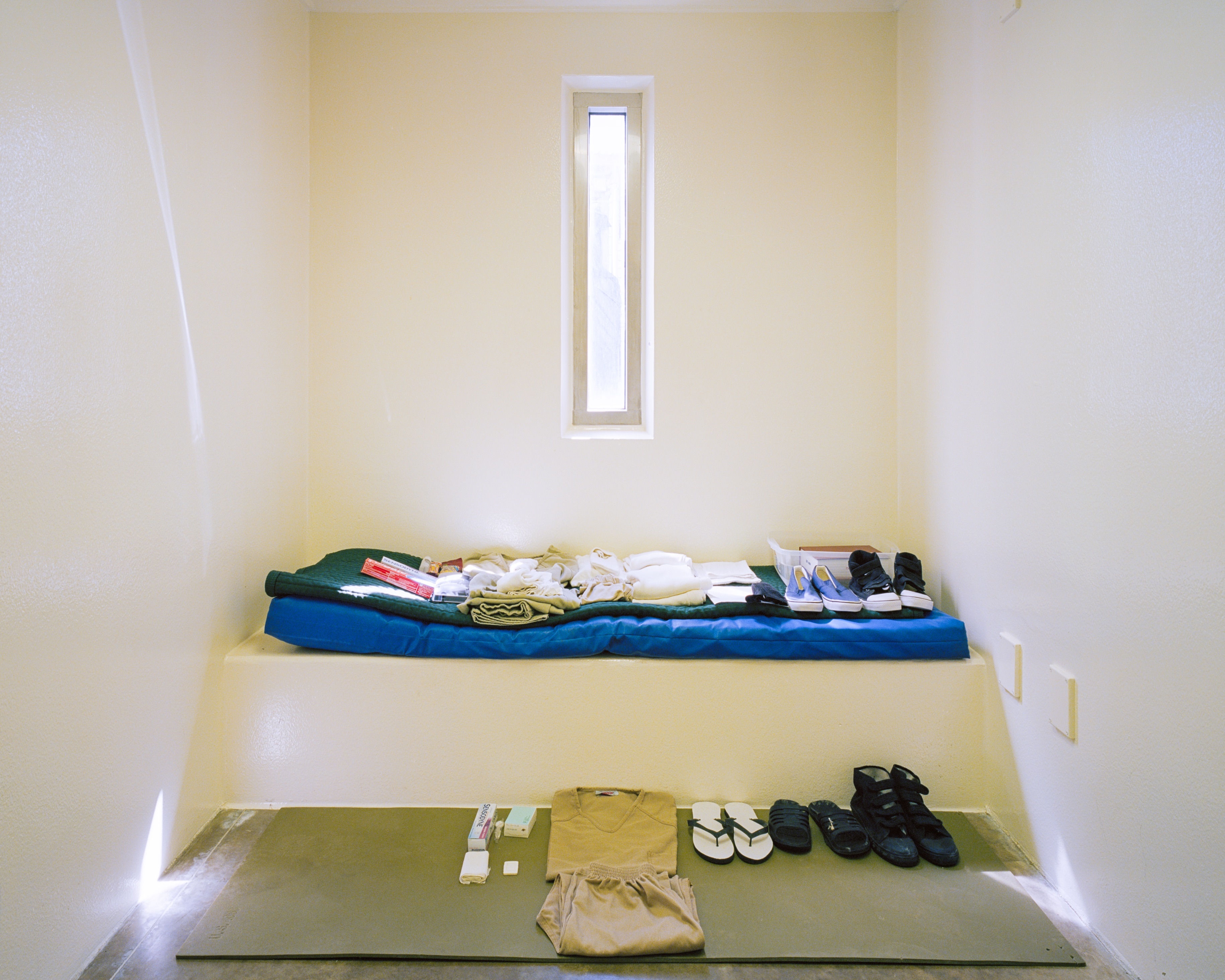 Artikel für den persönlichen Komfort der Gefangenen: Schuhe, Hygieneartikel, Unterwäsche. (c) Debi Cornwall