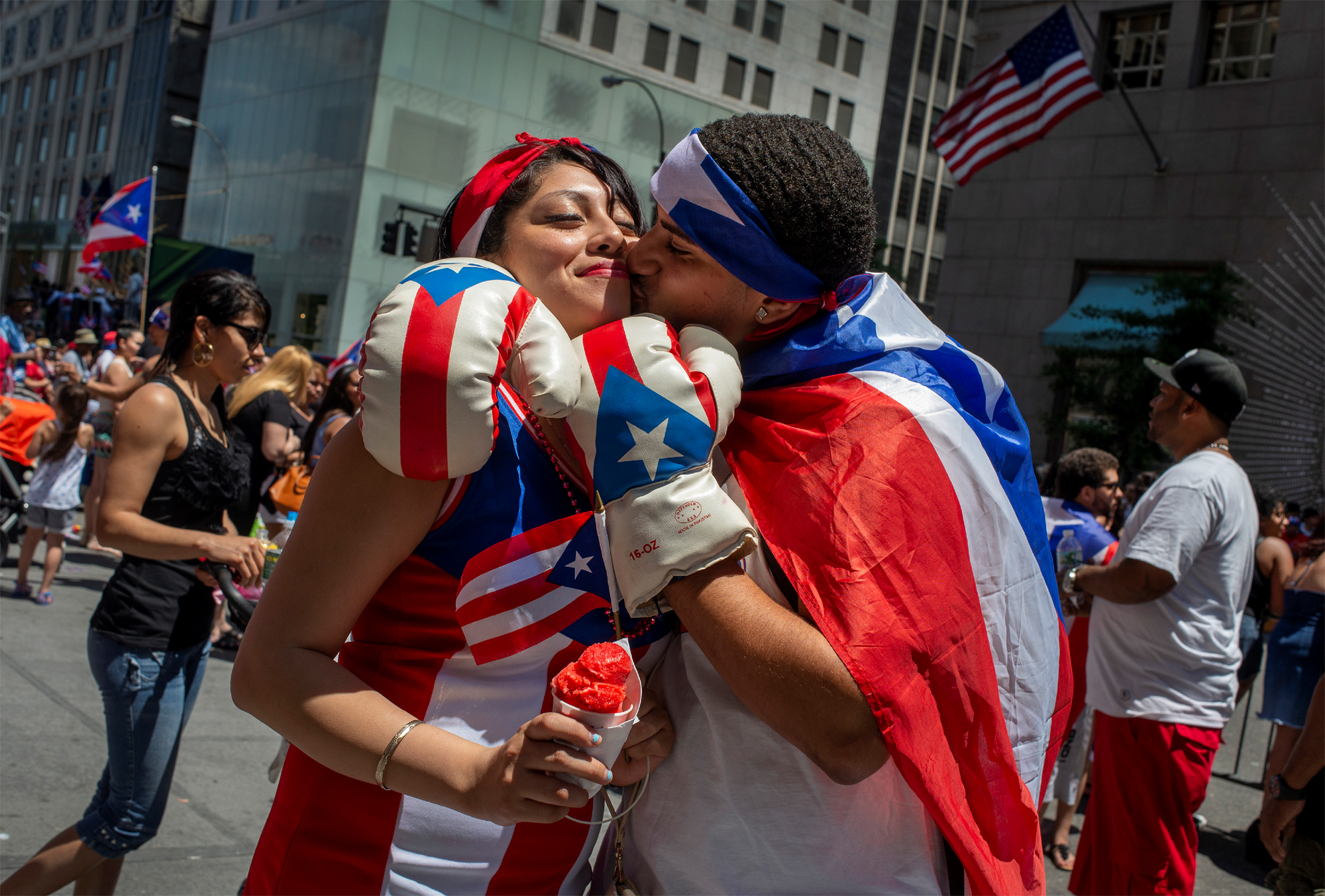 Junges Paar in amerikanischen Farben an der Puerto Rican Day Parade 2014. (c) Melanie Einzig