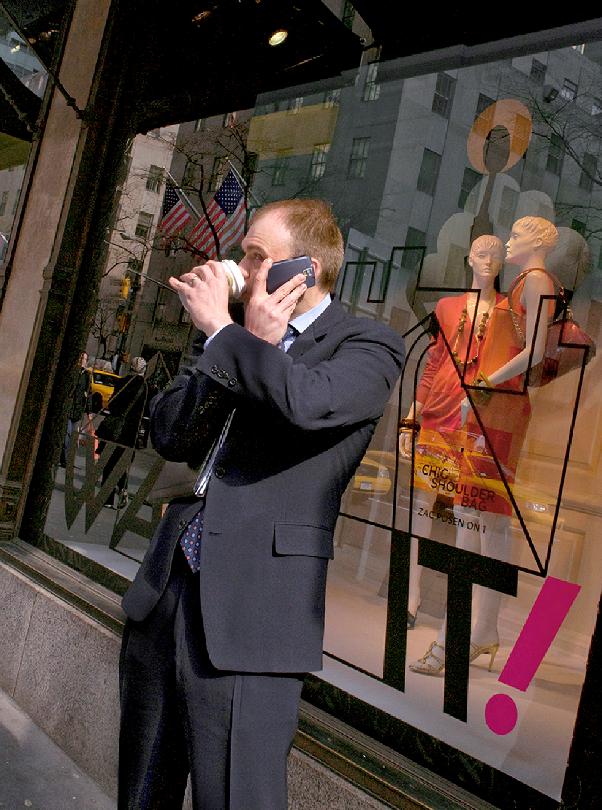 Mann im Anzug trinkt einen Kaffee und telefoniert. 5th Avenue 2007. (c) Melanie Einzig