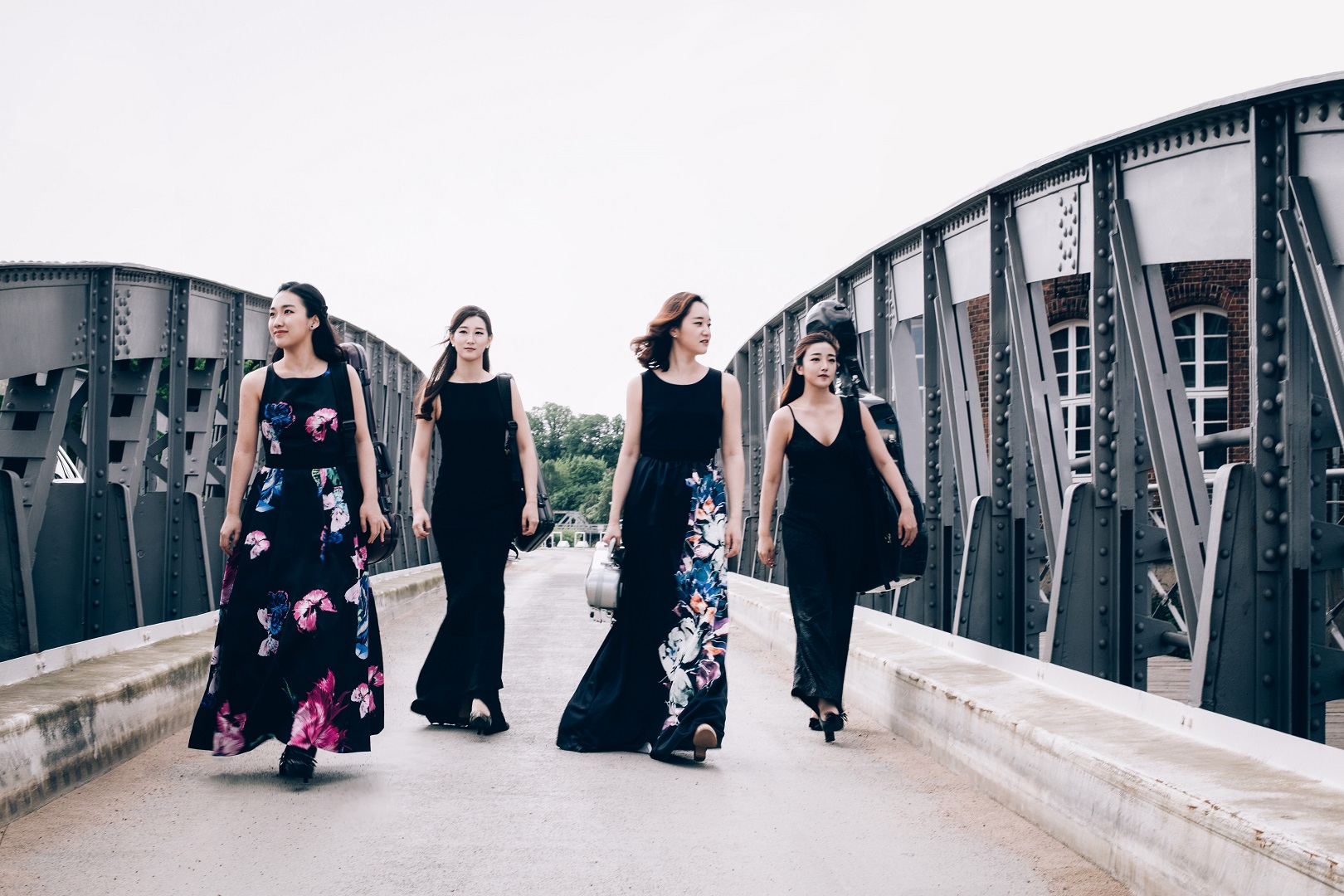 Die vier Musikerinnen des Esmé Ouartets auf einer Brücke