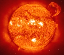 Energieentladungen entlang der Magnetfelder der Sonne