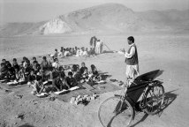 Tarakhil, Afghanistan, 2005. Aus Raumnot findet der Unterricht in der von Japan gestifteten Dorfschule im Freien statt. Der Boden hatte zunächst von Minen gesäubert werden müssen.