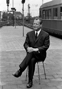 Willy Brandt am Bonner Bahnhof während seiner Wahlkampftour zur Bundestagswahl 1969