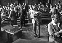 Journalisten und Zuschauer im Gerichtssaal 1958