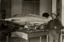 Karl Hans Janke vor einem seiner Modelle