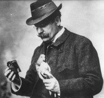 Julius Neubronner und eine seiner Tauben 1914.
