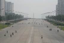 Nordkoreanische Spaziergänger auf einer Hauptstraße in Pyongyang