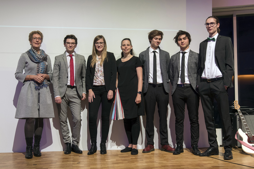 Preisträger:innen - vier junge Herren und zwei Damen - der Wettbewerbsrunde 2019 auf der Bühne mit Kulturbürgermeisterin Iris Mann. 