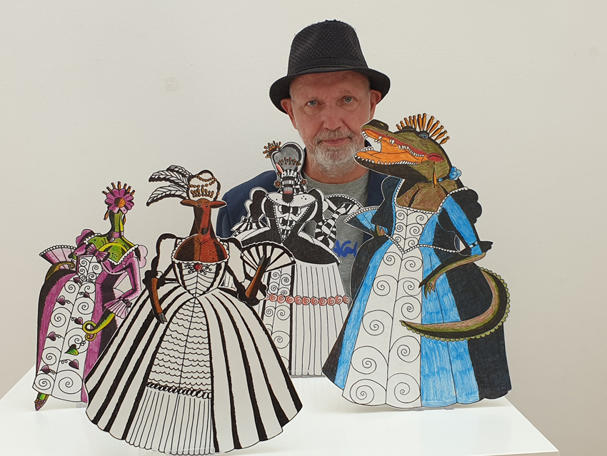 Rudi Bodmeier, Künstler (mit Hut), hinter von ihm geschaffenen Figurinen, alle als "Gräfinnen" bezeichnet. 