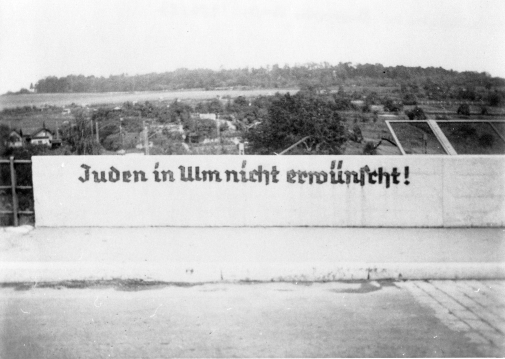 Banner am Brückengeländer, Ulm, Stuttgarter Straße, ca. 1934. Text: Juden in Ulm nicht erwünscht!