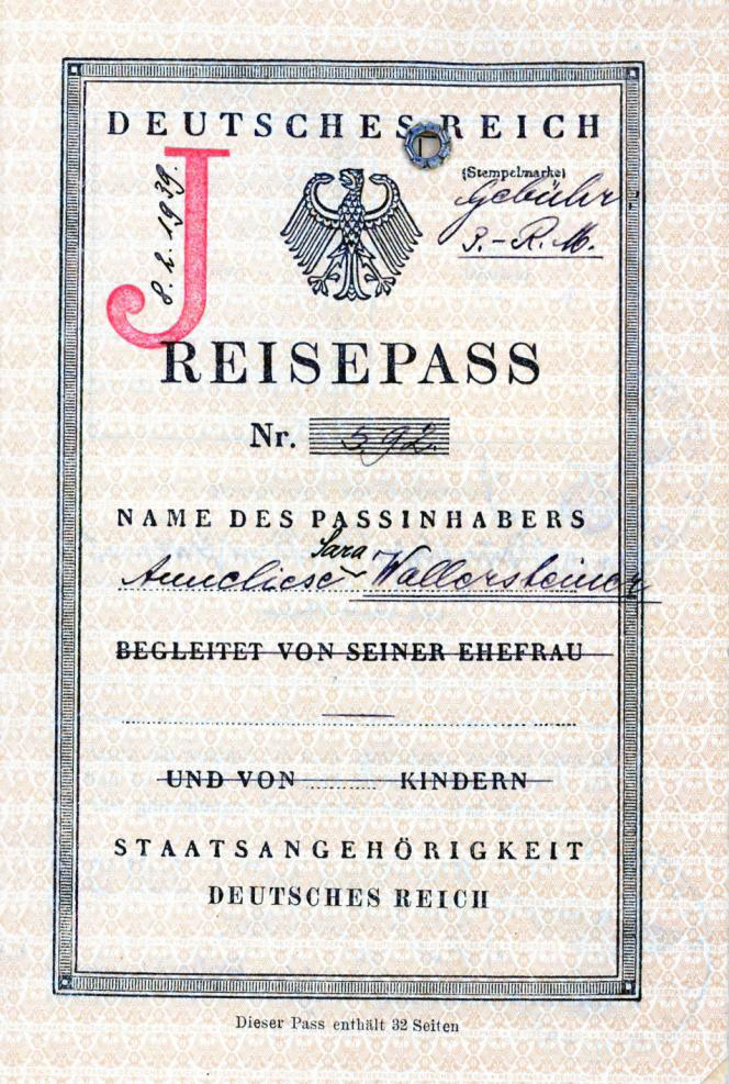 Der Reisepass von Anneliese Wallersteiner mit nachgetragenem Zwangsnamen "Sara" und aufgestempeltem roten "J" für Jude