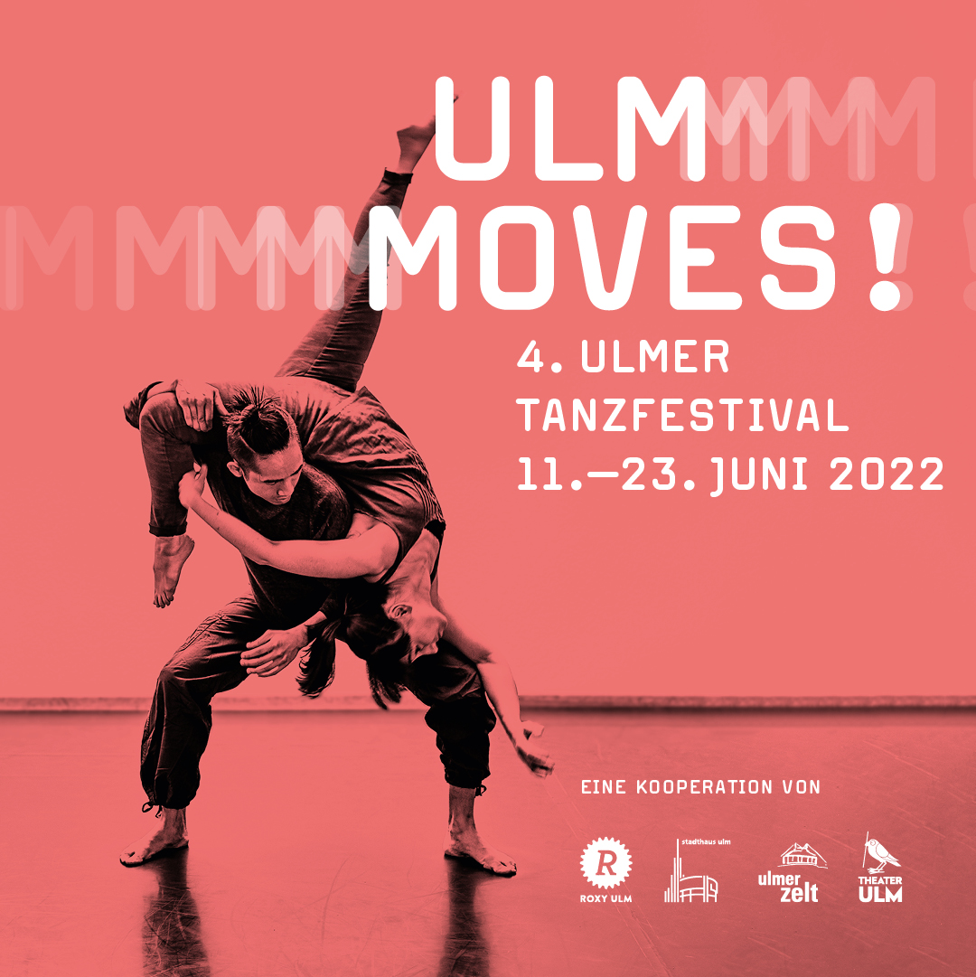 Ulm Moves! 4. Ulmer Tanzfestival 11.-23. Juni 2022 - Ankündigung auf lachsrotem Hintergrund mit zwei Tänzern