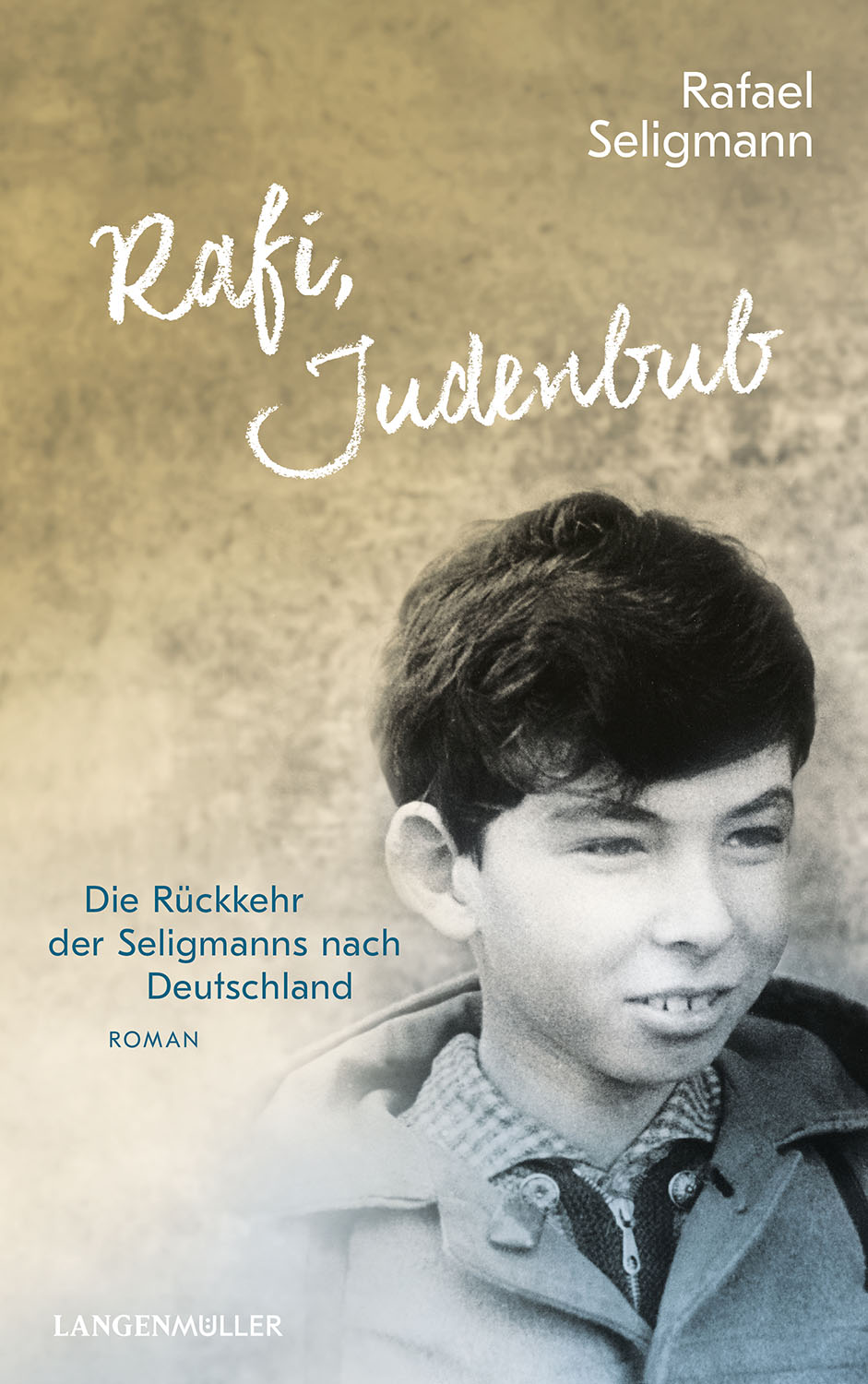 Cover des Buchs "Rafi, Judenbub" von Rafael Seligmann. Foto des schwarzhaarigen Jungen unten rechts vor einem ockerfarbenen Hintergrund.