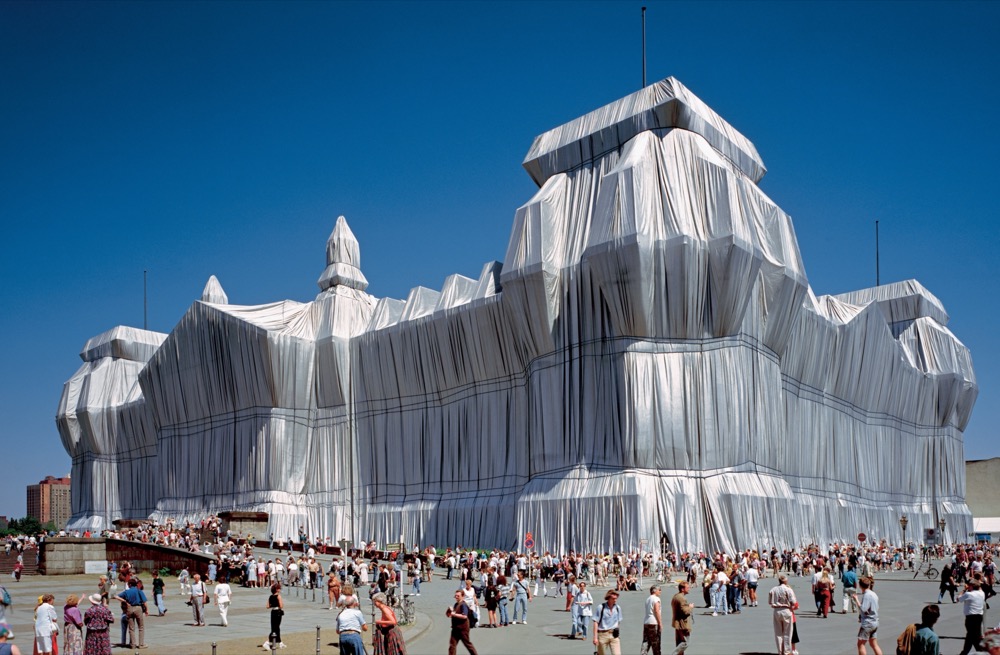 Von Christo verhüllter Reichstag, davor Besucher