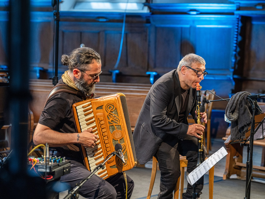 Musiker Simone Zanchini mit Akkordeon und Gabriele Mirabassi mit Klarinette bei einem Auftritt
