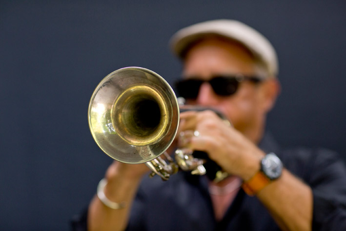 Dave Douglas spielt Jazz mit seiner Trompete. Er trägt eine helle Schildmütze und eine Sonnenbrille