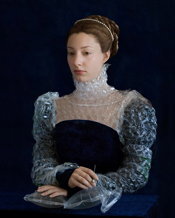 Frau im Stile eines alten holländischen Meisters gekleidet