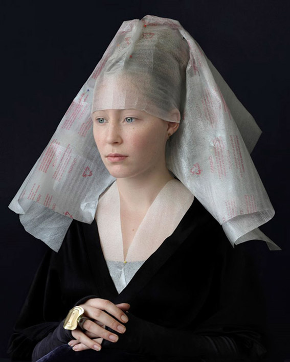 Frau, verkleidet wie aus einem Gemälde von Rembrandt