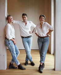 Das Trio Solovey in Jeans und weißer Oberbekleidung