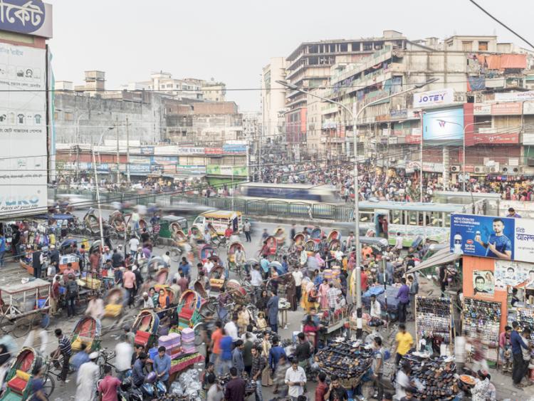 Peter Bialobrzeski: Dhaka diary. Streetlife in Dhaka, the capital of Bangladesh. Buildings and bustle on the streets are seen. 