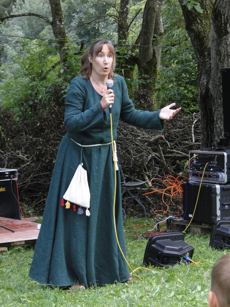 Tine Mehls im langen Kleid als Märchenerzählerin am Waldrand